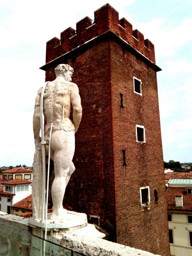 VICENZA: LA SORPRESA DI UN GIOIELLO DEL VENETO 8 a Vicenza sulla terrazza della Basilica Palladiana