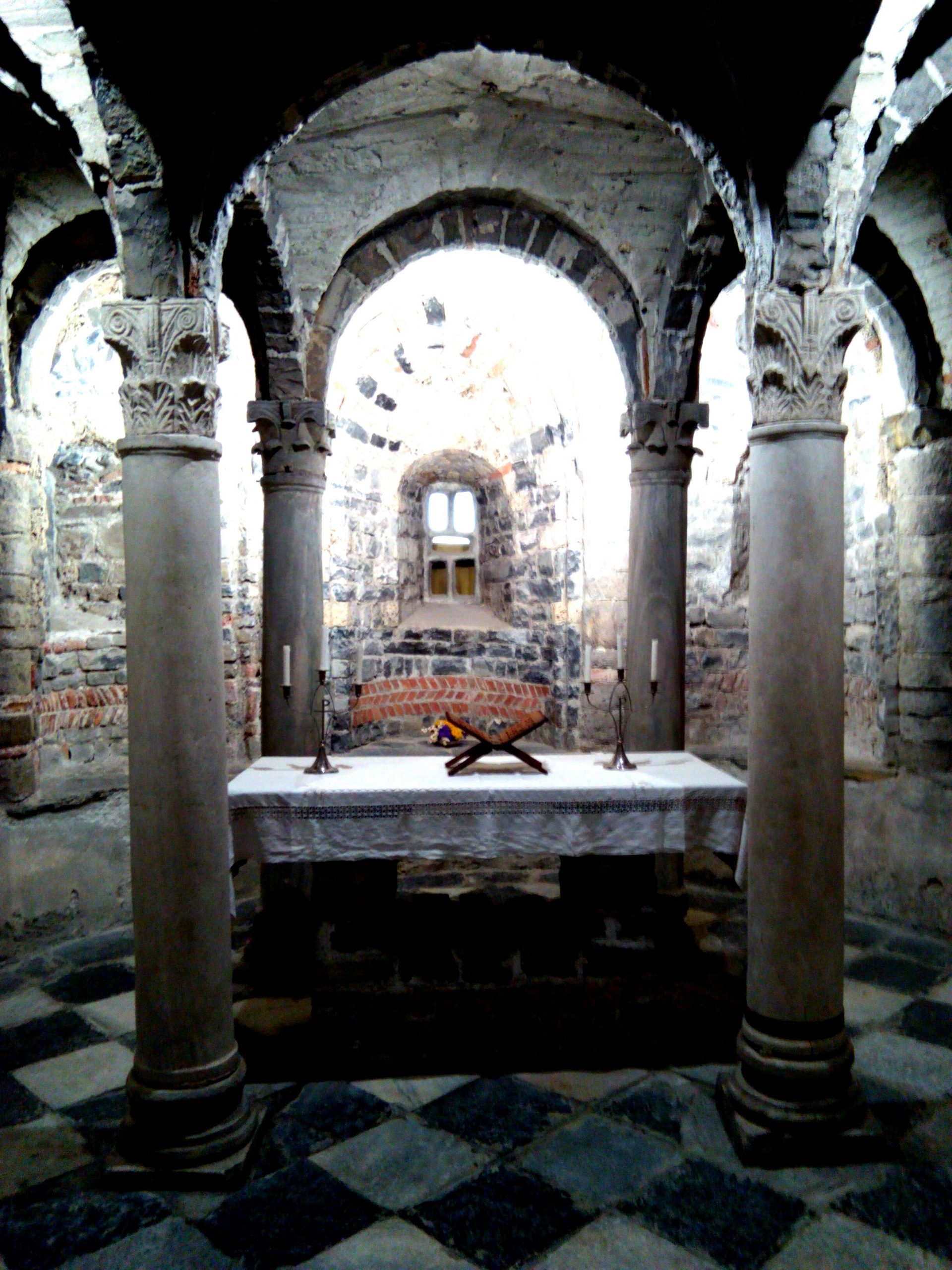cripta della chiesetta di Lenno, sul lago di Como