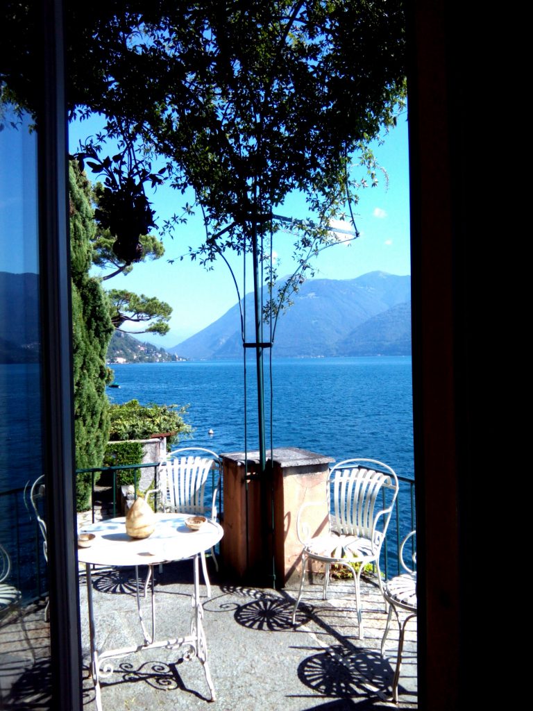 la splendida vista sul lago di Lugano dal terrazzino di Villa Fogazzaro-Roi