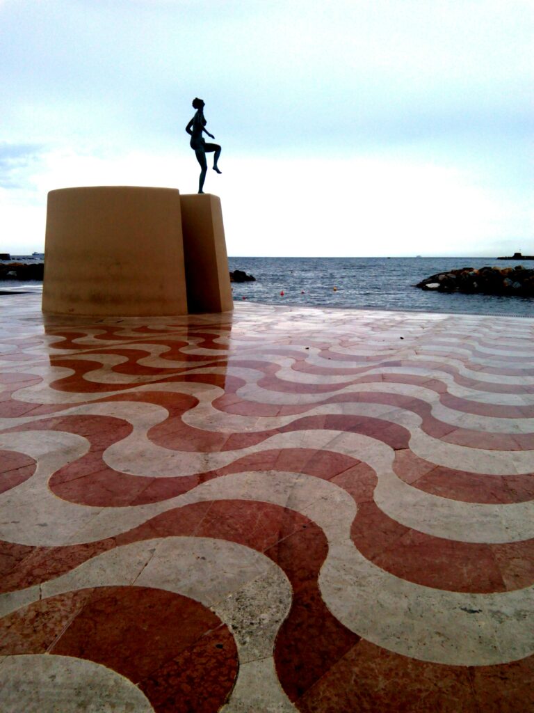SCACCO IN LIVORNO 8 Lo scoglio della regina sul lungomare a Livorno