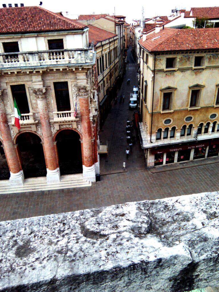 VICENZA: LA SORPRESA DI UN GIOIELLO DEL VENETO 9 il centro storico di Vicenza dalla terrazza della Basilica Palladiana