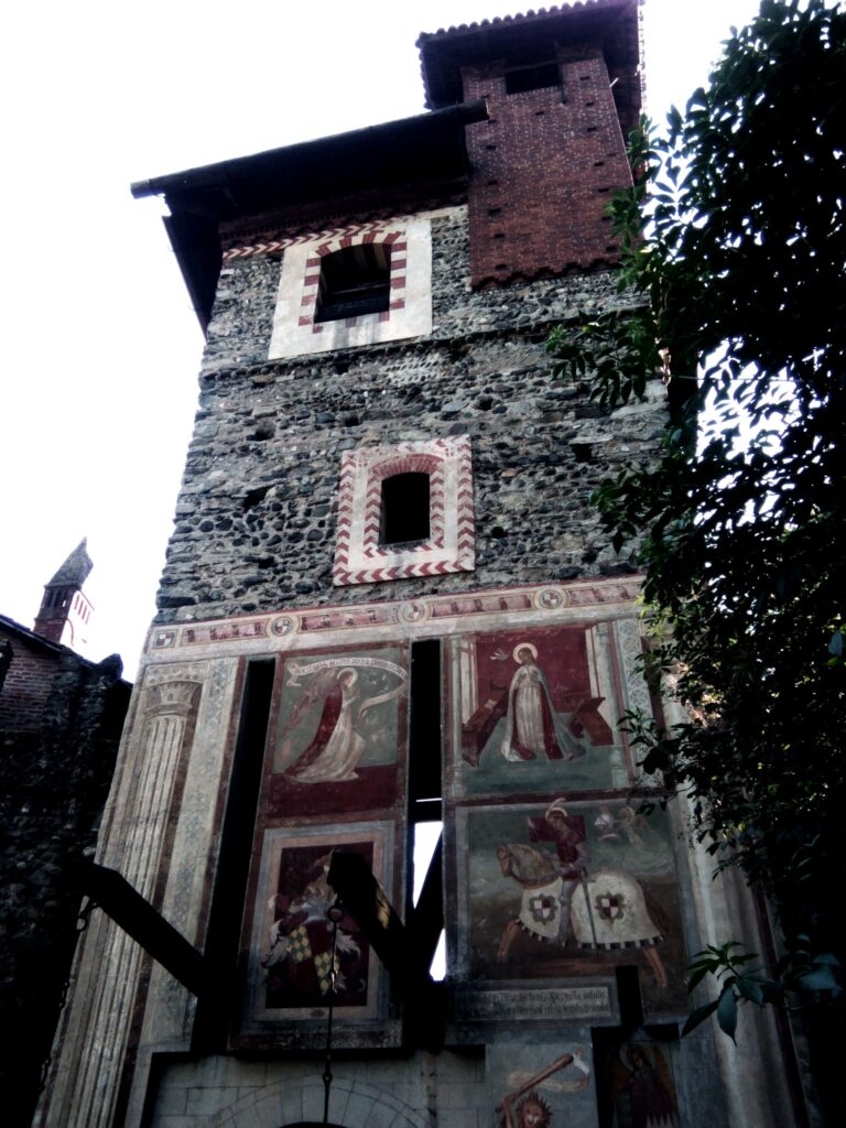 TORINO CAPITALE DELL'AUTO FRA SALONE E MUSEO 4 la Torre d'ingresso al Borgo Medievale di Torino