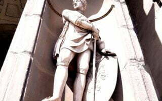 la statua di Farinata degli Uberti agli Uffizi di Firenze