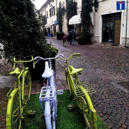 Camminando a Fidenza, ecco tre biciclette colorate