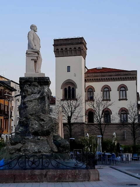 Lecco - la piazza principale e Palazzo delle Paure