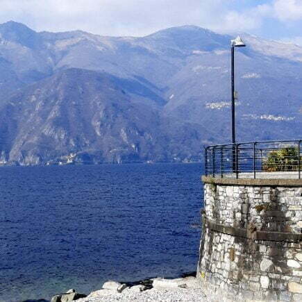 BORGO DI VARENNA: LAGO BLU, AFFRESCHI E UNO SPETTACOLO DI NATURA SERENA 9 Varenna, lago di Como - sul bellissimo lungolago