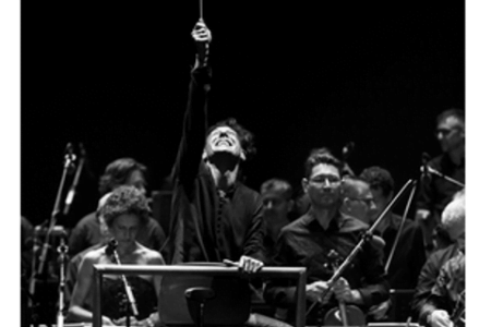 Ezio Bosso mentre dirige la sua orchestra (foto tratta dal sito ufficiale)