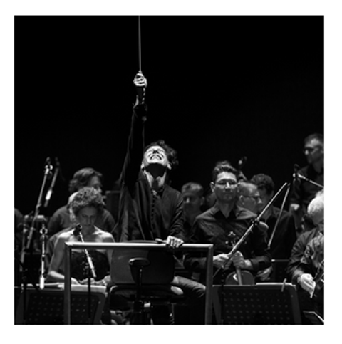 Ezio Bosso mentre dirige la sua orchestra (foto tratta dal sito ufficiale)