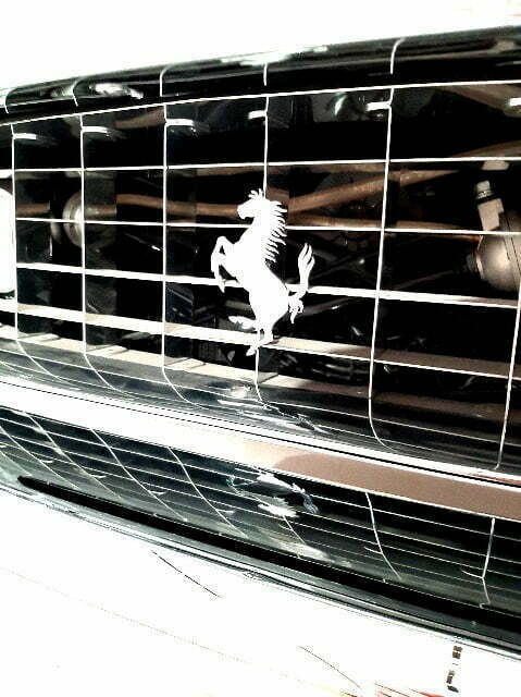 Il Cavallino Rampante su un'auto esposta al Museo Enzo Ferrari di Modena