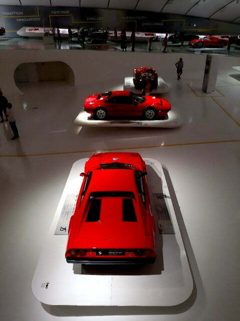 La sala principale del Museo Enzo Ferrari di Modena brilla di rosso...