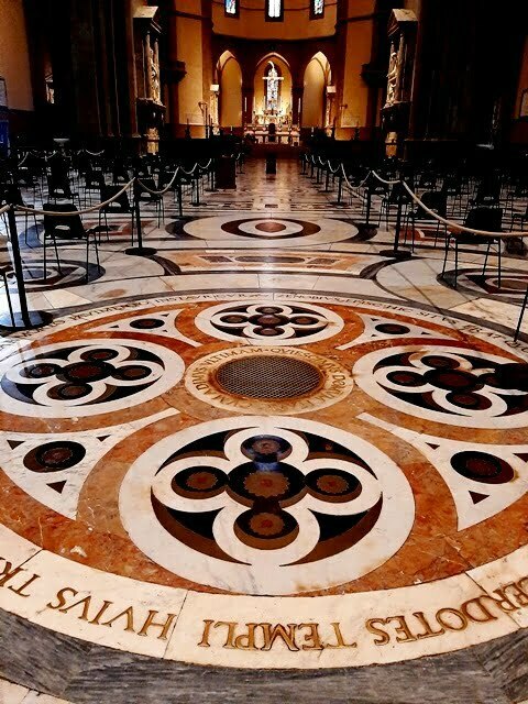 interno della cattedrale di S Maria del Fiore a Firenze - un pavimento non a scacchi...