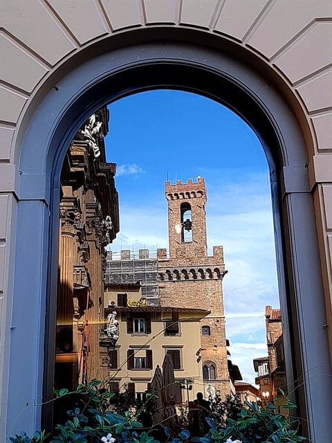 Dettagli del centro di Firenze nel riflesso di un vetro