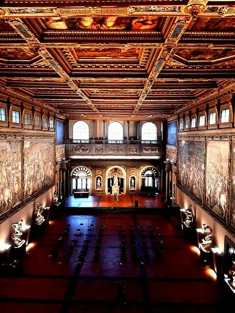 Il Salone dei Cinquecento di Palazzo Vecchio a Firenze - quasi come un teatro