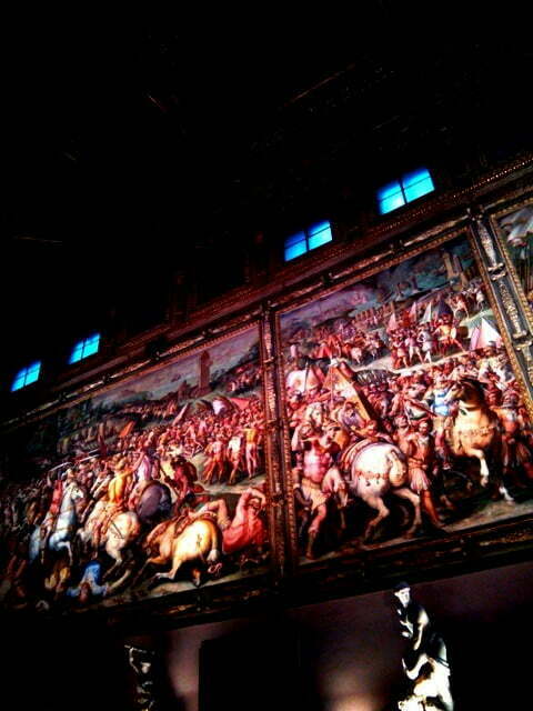 Salone dei Cinquecento in Palazzo Vecchio a Firenze - le gigantesche scene di battaglie che adornano le pareti