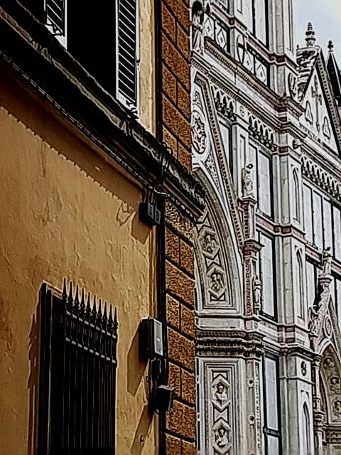 Una via sbuca in Piazza Santa Croce a Firenze