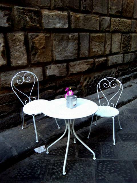 Borgo Albizi a Firenze - seduti per un gelato di fianco a un palazzo di tanti secoli fa