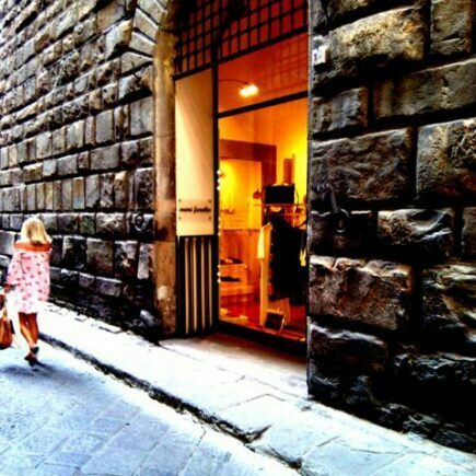 Vetrina della boutique Mimi Furaha in Borgo Albizi a Firenze