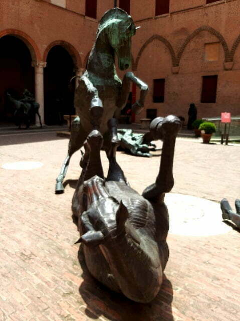Anche i cavalli combattono fra loro al Castello di Ferrara