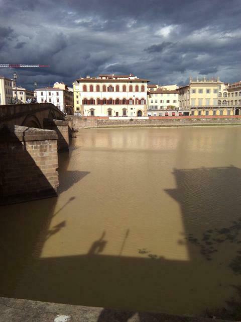 Con sole e nuvoloni brilla l'Arno quasi fosse fiume d'oro