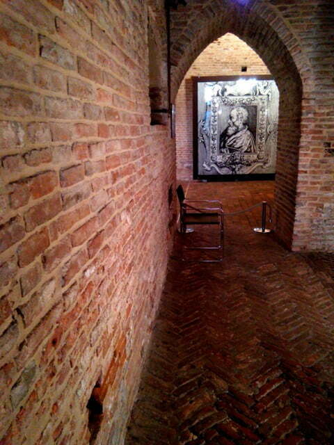 Gli interni del Castello Estense di Ferrara - corridoi con segni di chi ci è passato