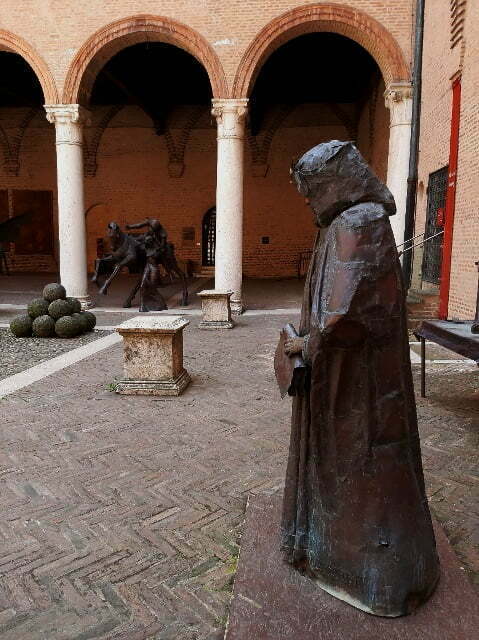 L'Ariosto nel cortile del Castello di Ferrara