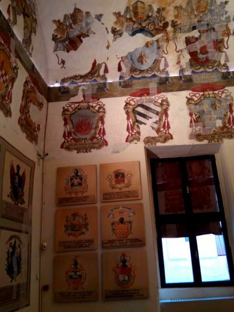 Nella Sala degli Stemmi fra gli interni del Castello Estense di Ferrara