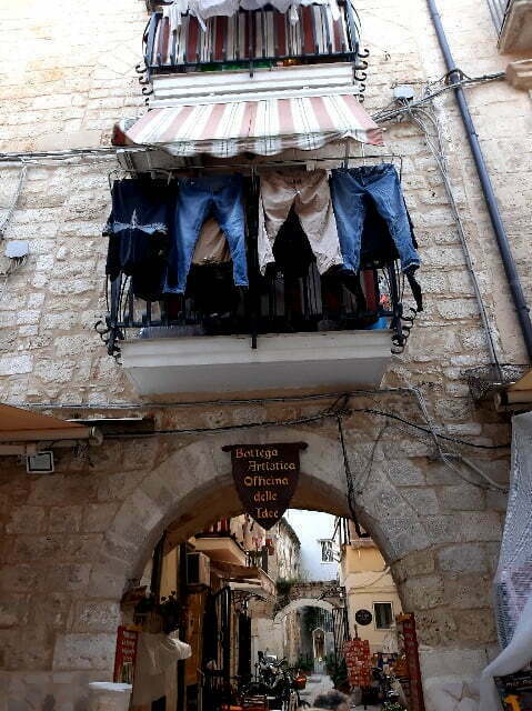 A Bari nella città vecchia fra botteghe e panni stesi