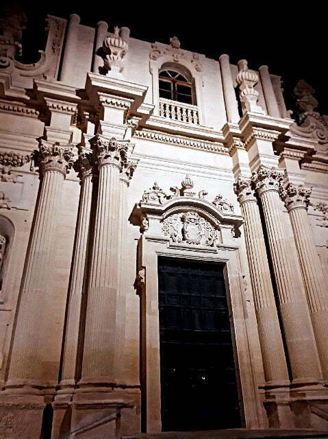 Lecce -  la facciata "tagliata" della chiesa di Santa Teresa