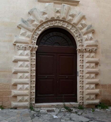 Lecce - porta decorata "alla fiorentina": con gigli