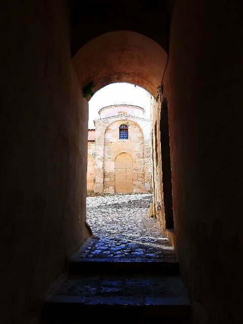 Otranto - la chiesetta bizantina di San Pietro che sbuca da un vicolo