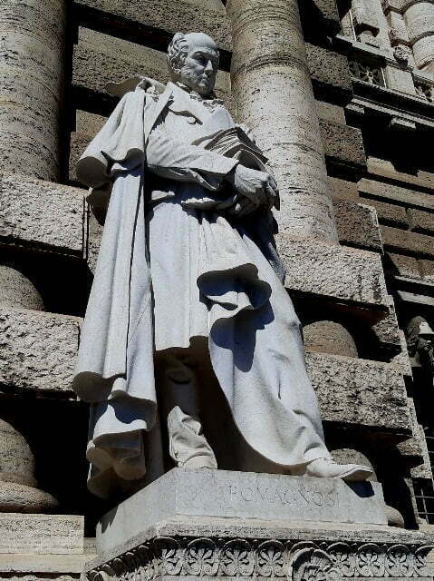 statua della facciata imponente del palazzo della Corte di Cassazione a Roma